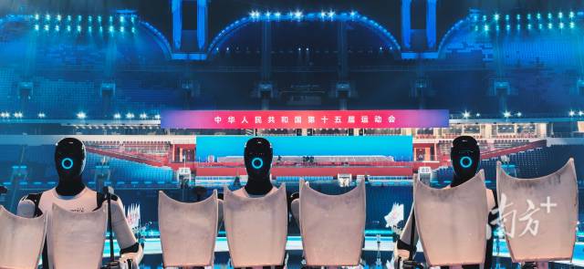 Walker S2人形机器人在十五运会开幕式彩排现场。