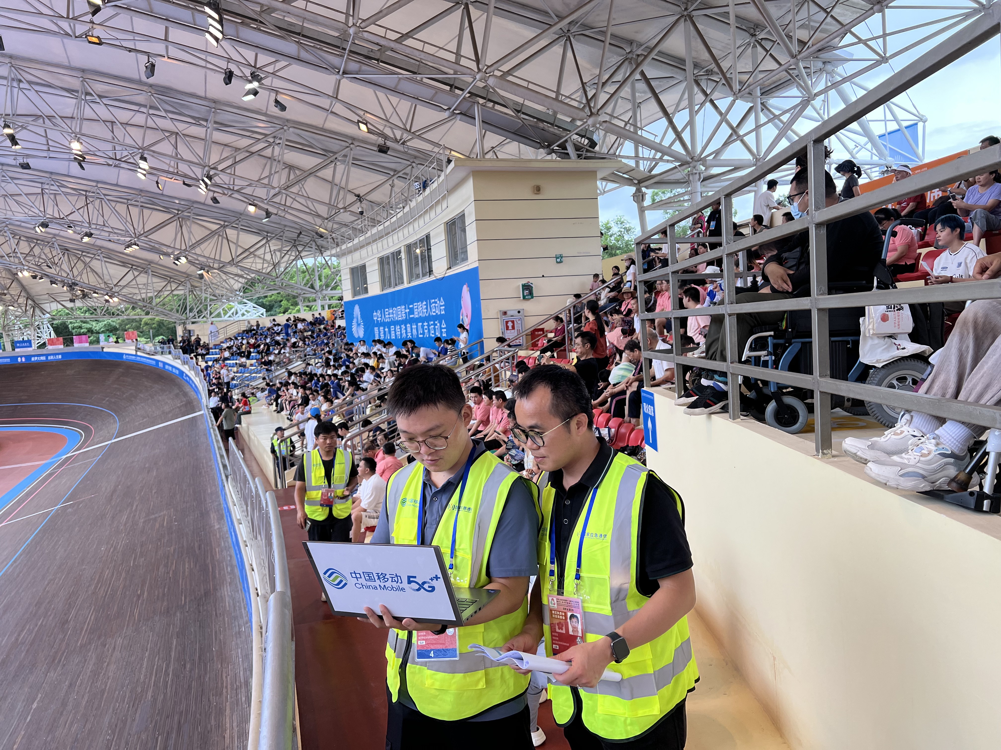 中国移动保障团队在全运会场馆开展网络建设与优化工作。广东移动供图。