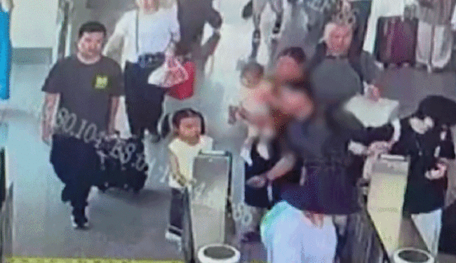 护士妈妈高铁站跪地救人 儿子一旁安静守护