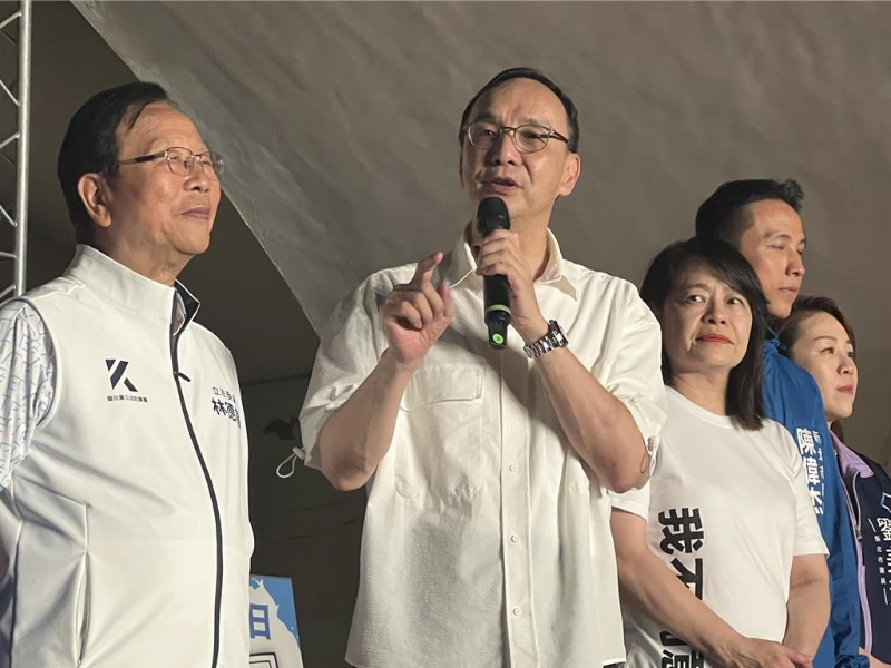 国民党主席朱立伦18日晚出席双和区两场反罢免晚会。