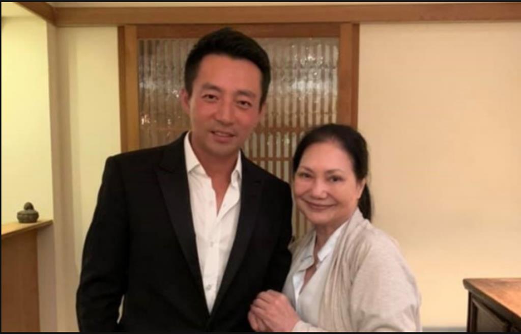 汪小菲（左）爆出深夜致电S妈
