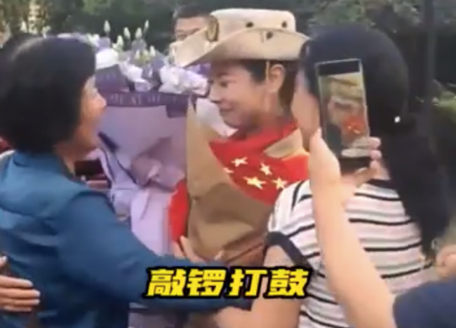 民兵方队女兵回家邻居拉横幅迎接 邻居：是一位宝妈，半年没见孩子了