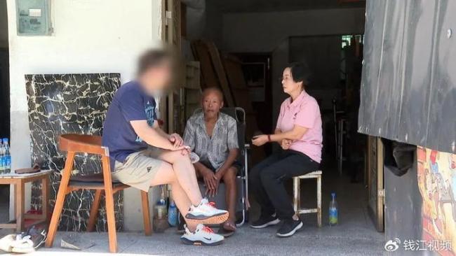 哥哥怕38岁弟弟啃老收走父亲钱和卡