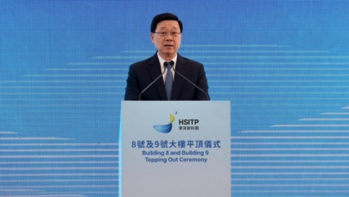 李家超视察港深创科园，见证8号及9号大楼平顶。