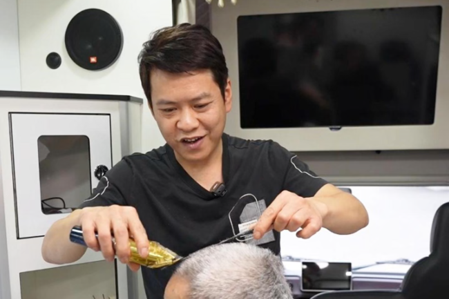他在房车上为老人守住“头等”大事