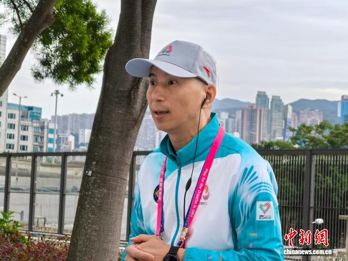 11月19日，红磡体育馆义工队伍副督导林学潜在工作中。 邱兆翔 摄