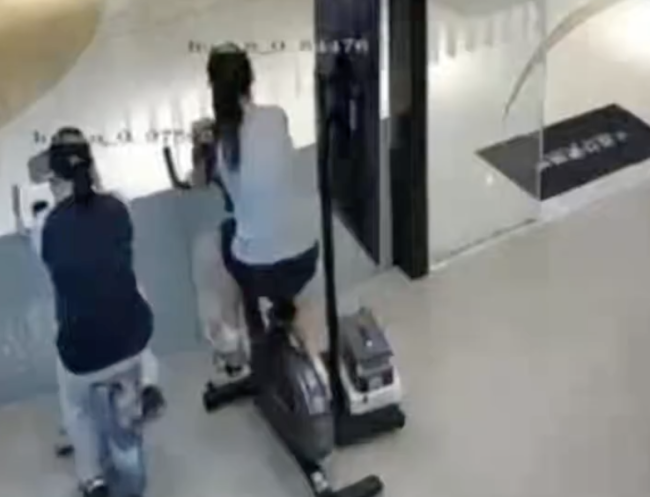 女子碰倒电子屏被健身房索赔