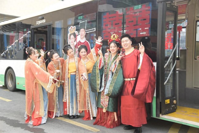 武汉一对新人选520路公交做婚车 低碳婚礼见证爱情