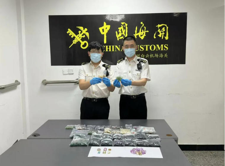 1名旅客携带10973颗宝石进境 广州海关现场查获