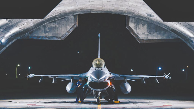 图为F-16V战机准备升空巡戈情形