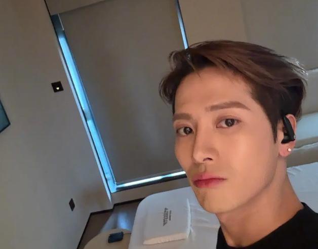 王嘉尔自曝曾想轻生