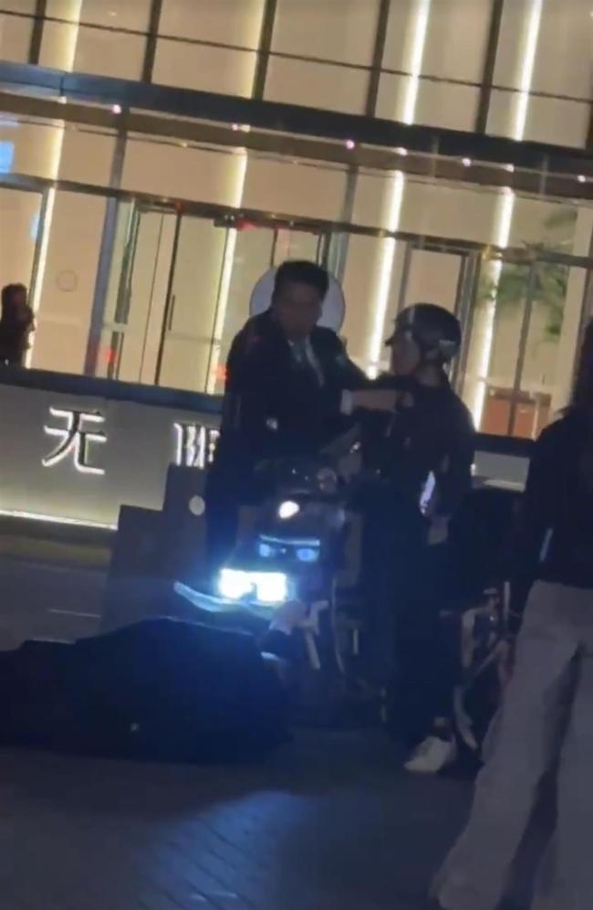 保安驱赶外卖员突然歪倒被指假摔 物业:没有讹钱,保安衣服有破损