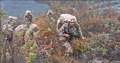 跋涉山林间，做坚固的屏障