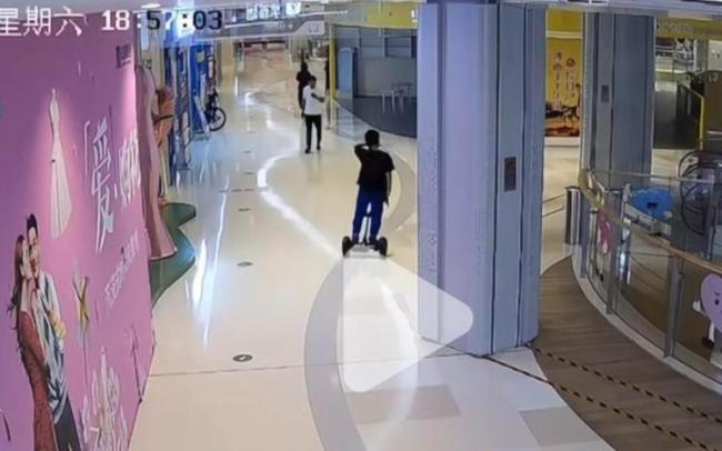 老人商场内被撞骨折责任如何划分