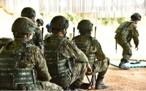 台军士兵深夜翻墙逃跑