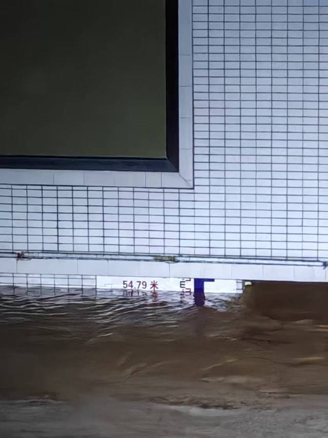 1:40,绥江怀集水文站(肇庆市怀集县怀城街道)测得54.82米水位(警戒水位50.00米,超警4.82米),这一水位也标志着该站1955年7月22日测得的54.79米历史最高水位纪录被打破。 1:40,绥江怀集水文站(肇庆市怀集县怀城街道)测得54.82米水位(警戒水位50.00米,超警4.82米),这一水位也标志着该站1955年7月22日测得的54.79米历史最高水位纪录被打破。