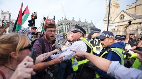 英国、以色列同日爆发大规模示威,以总理府被数万人包围