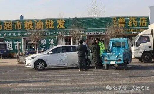 三轮车被两条狗“开走”撞上轿车