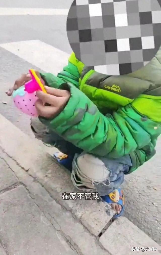 女童丧母冬天穿拖鞋捡食 家中没玻璃