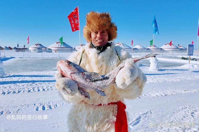 黑龙江连环湖现巨型鱼舞台
