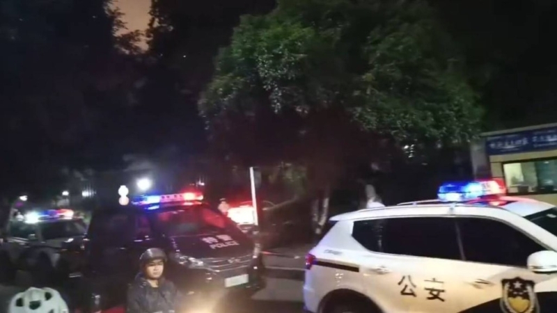 驾车冲撞路人事件发生后，大批警车赶到现场。 微博