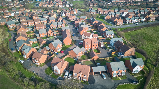 全英有逾200个地方政府向持有第二间住宅的业主加征双倍市政税（Council Tax）。