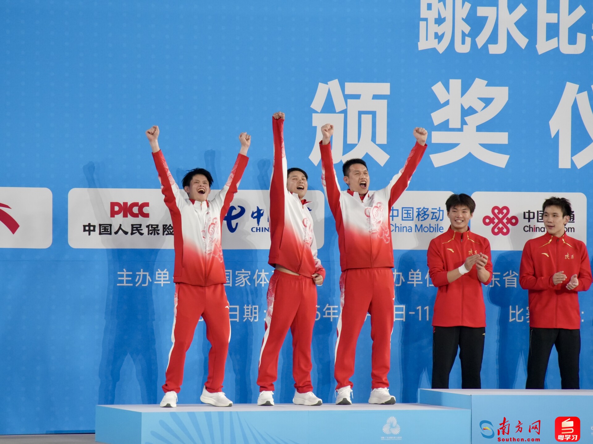 陈艾森（中）与朱子锋（左）及其教练登上领奖台。