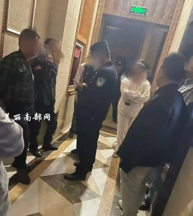 男子贴牛皮癣广告被业主当场围住 小区墙面遭破坏