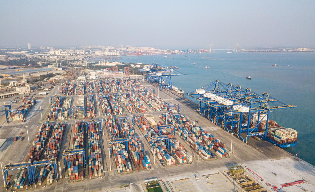 这是在海南洋浦经济开发区拍摄的洋浦国际集装箱码头,洋浦港是我国西部陆海新通道和海南自贸港建设重要的国际航运枢纽(2025年1月11日摄,无人机照片)。新华社记者蒲晓旭摄