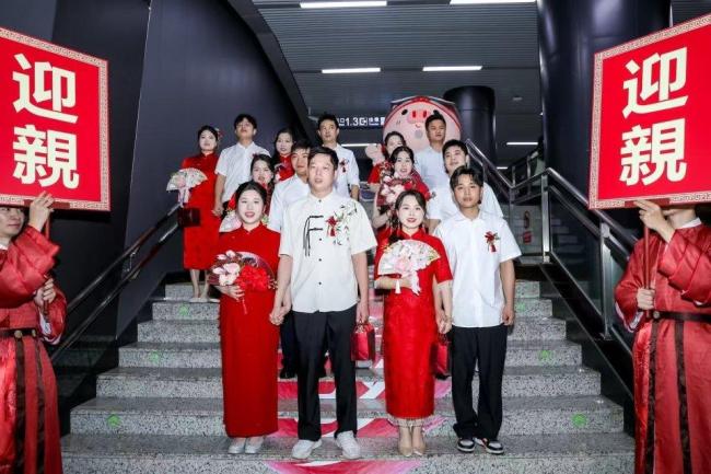 新人在地铁内给乘客发喜糖