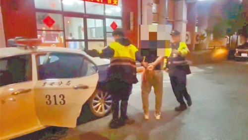 26岁吕姓男子（中）8日在花莲吉安乡化仁海堤，疑向33岁林姓女子求爱不成引发杀机
