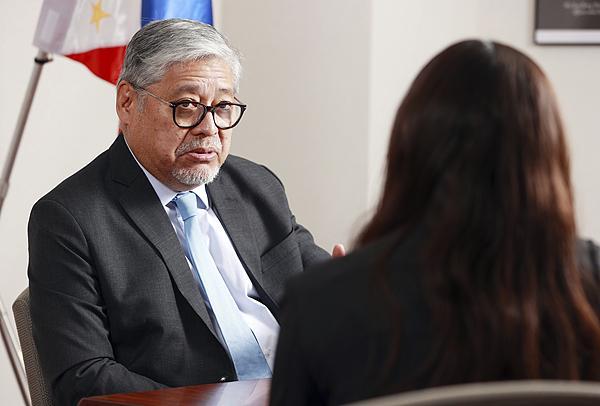 菲律宾外长一边泼脏水一边说软话:我们没有挑战中国,希望对话