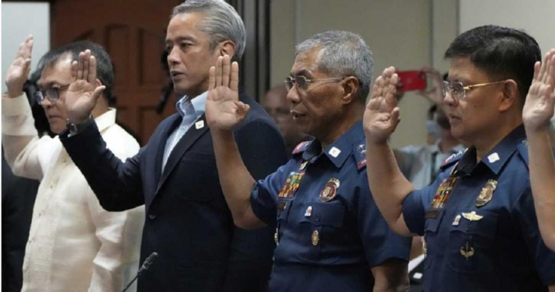 托瑞(右2)于今年6月初出任菲律宾国家警署警察总长。(图/美联社) 托瑞(右2)于今年6月初出任菲律宾国家警署警察总长。(图/美联社)