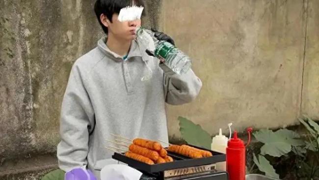 杭州18岁脑瘫男孩独立摆摊