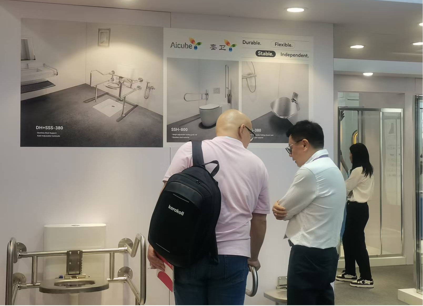 在品本一洁具展台，公司新推出的适老化自动升降调节厨房系统也吸引了众多客商围观。通讯员供图