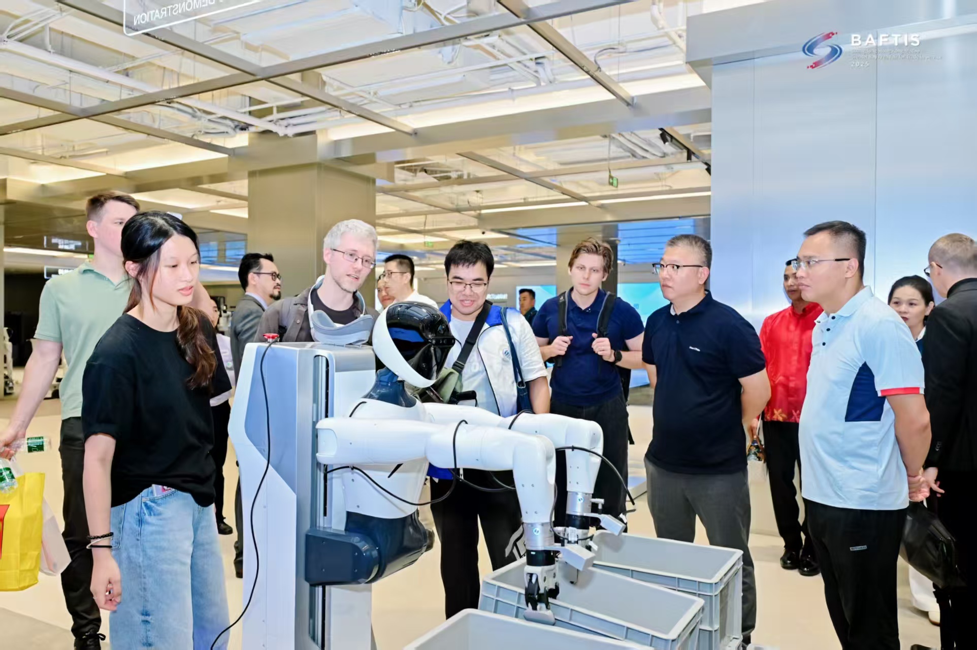 本届大湾区服贸会通过深度融合人工智能与实体场景，推动科技创新从概念探讨走向实际应用。主办方供图