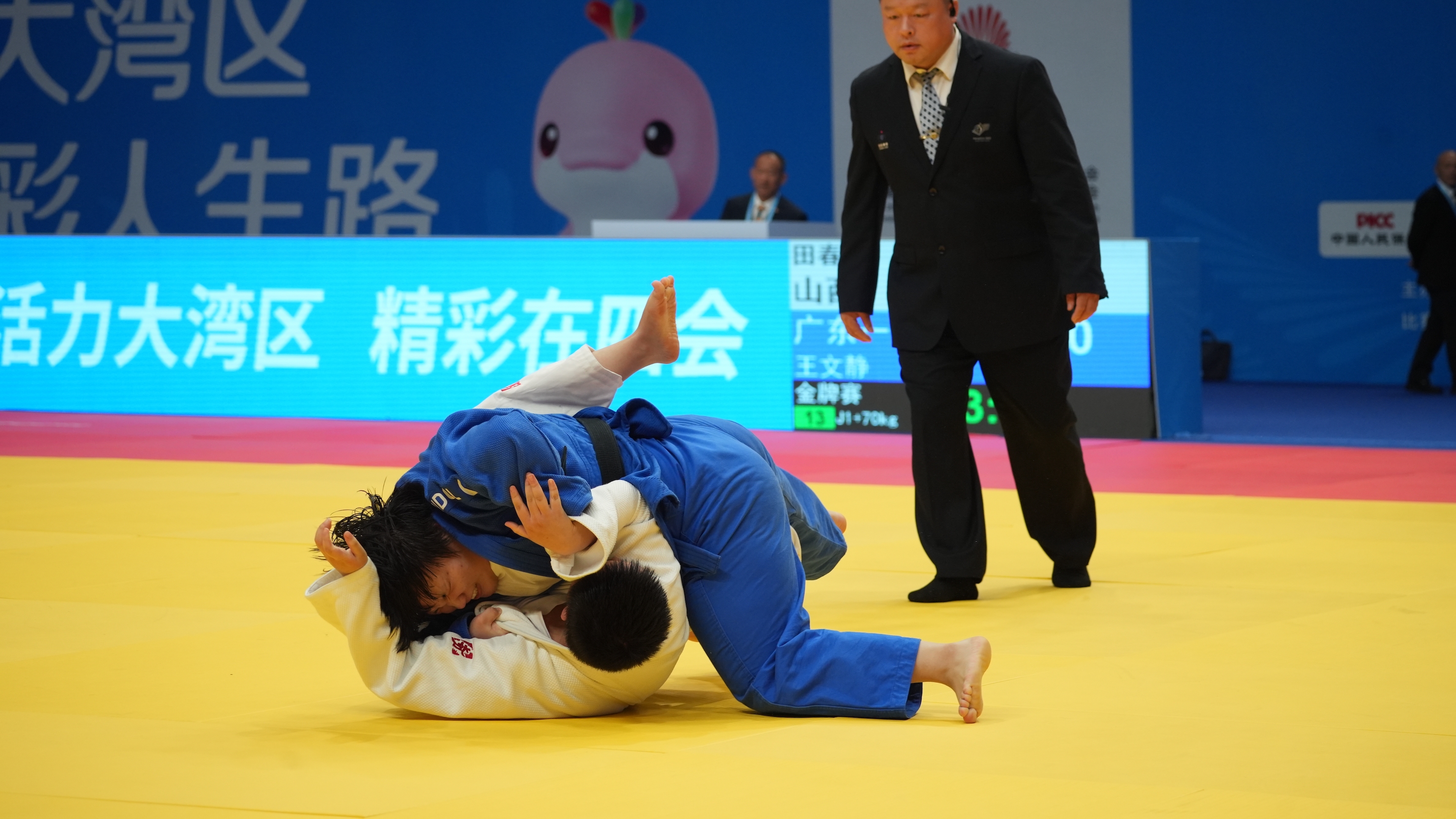 广东选手王文静（蓝）在女子J1+70公斤级比赛中夺冠。四会市融媒体中心 练永悦摄