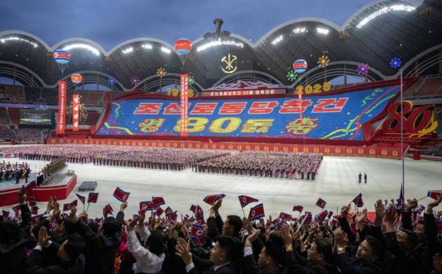  这是2025年10月9日在朝鲜平壤拍摄的庆祝活动现场。10月9日，庆祝朝鲜劳动党成立80周年大会在平壤五一体育场举行。当晚，这里还举行了大型团体操和文艺演出。新华社记者 翟健岚 摄