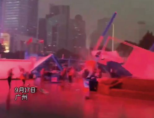 广州下班雨狂风大作 露天摊位被狂风吹倒