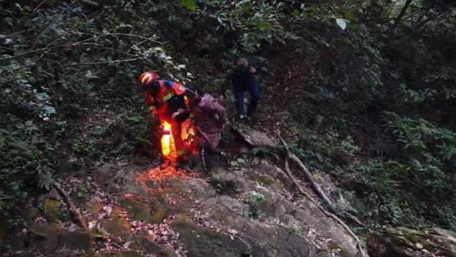 江西庐山：一女子捡栗子被困深山 消防民警联手成功救援