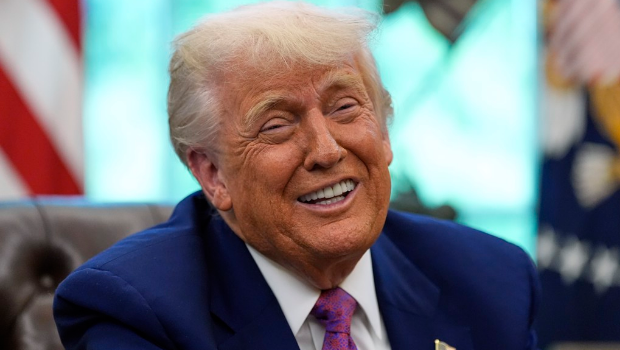 美国总统特朗普提出的“金卡签证”(Gold Card Visa)计划即将上路,引发全球高资产族群高度关注。 美国总统特朗普提出的“金卡签证”(Gold Card Visa)计划即将上路,引发全球高资产族群高度关注。