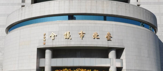 扮记者“入住”市议会