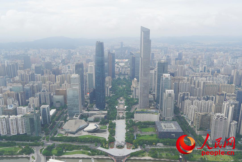 广东是我国首个经济总量突破14万亿元的省份，图为广州城市新中轴线珠江新城。人民网 王雅蝶 摄