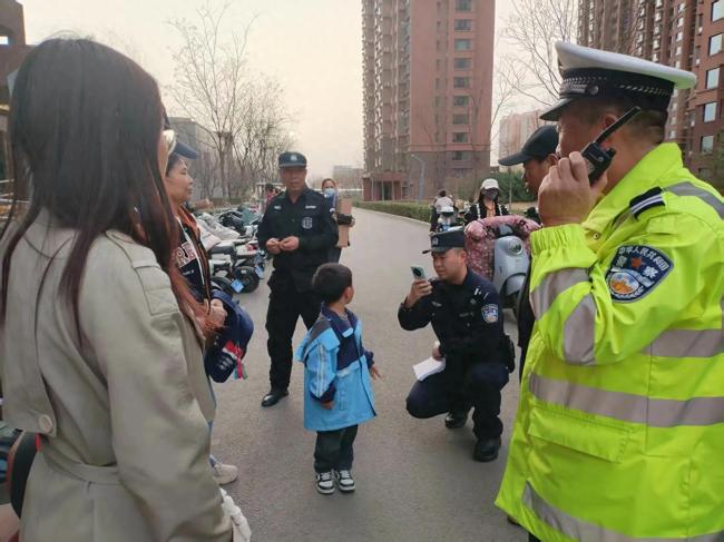 女子撞倒男童后想离开被拦下