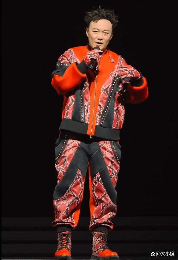 为何陈奕迅演唱会老是摔倒
