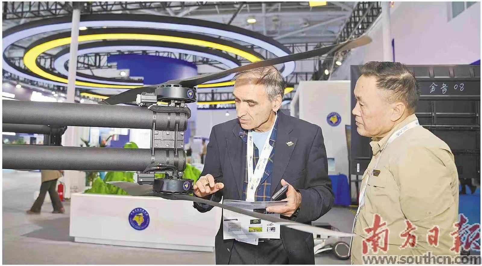 12月4日，珠海，境外采购商正在AIE上了解大型无人机。南方日报记者 钟志辉 摄