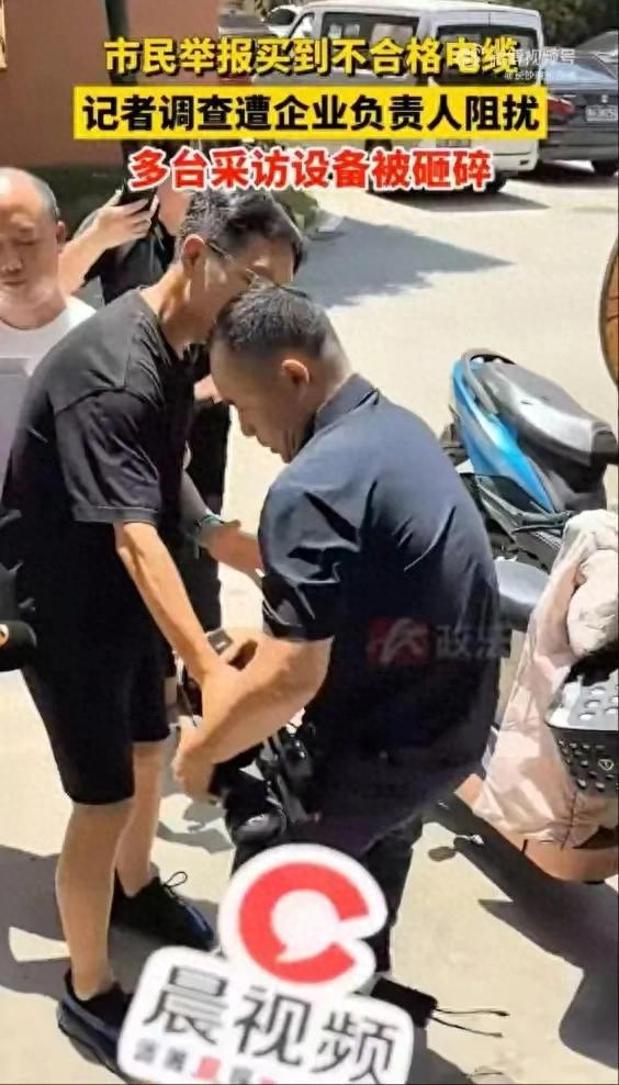 长沙警方：摔毁记者设备企业在售线缆取样送检！