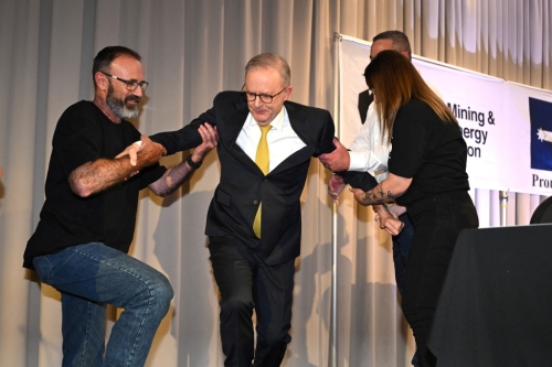 2025-04-03T053232Z_1946483314_RC24QDA2XYV3_RTRMADP_3_AUSTRALIA-ELECTION-ALBANESE-MOMENT 2025-04-03T053232Z_1946483314_RC24QDA2XYV3_RTRMADP_3_AUSTRALIA-ELECTION-ALBANESE-MOMENT