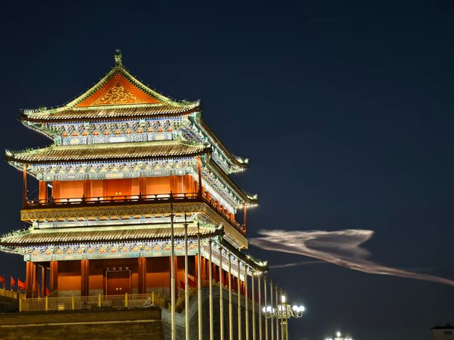 北京傍晚天空现神奇“光线”!气象专家:这是火箭云