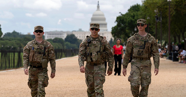 国民警卫队在华盛顿开始配枪，特朗普暗示“打击犯罪”行动将扩大至其他城市